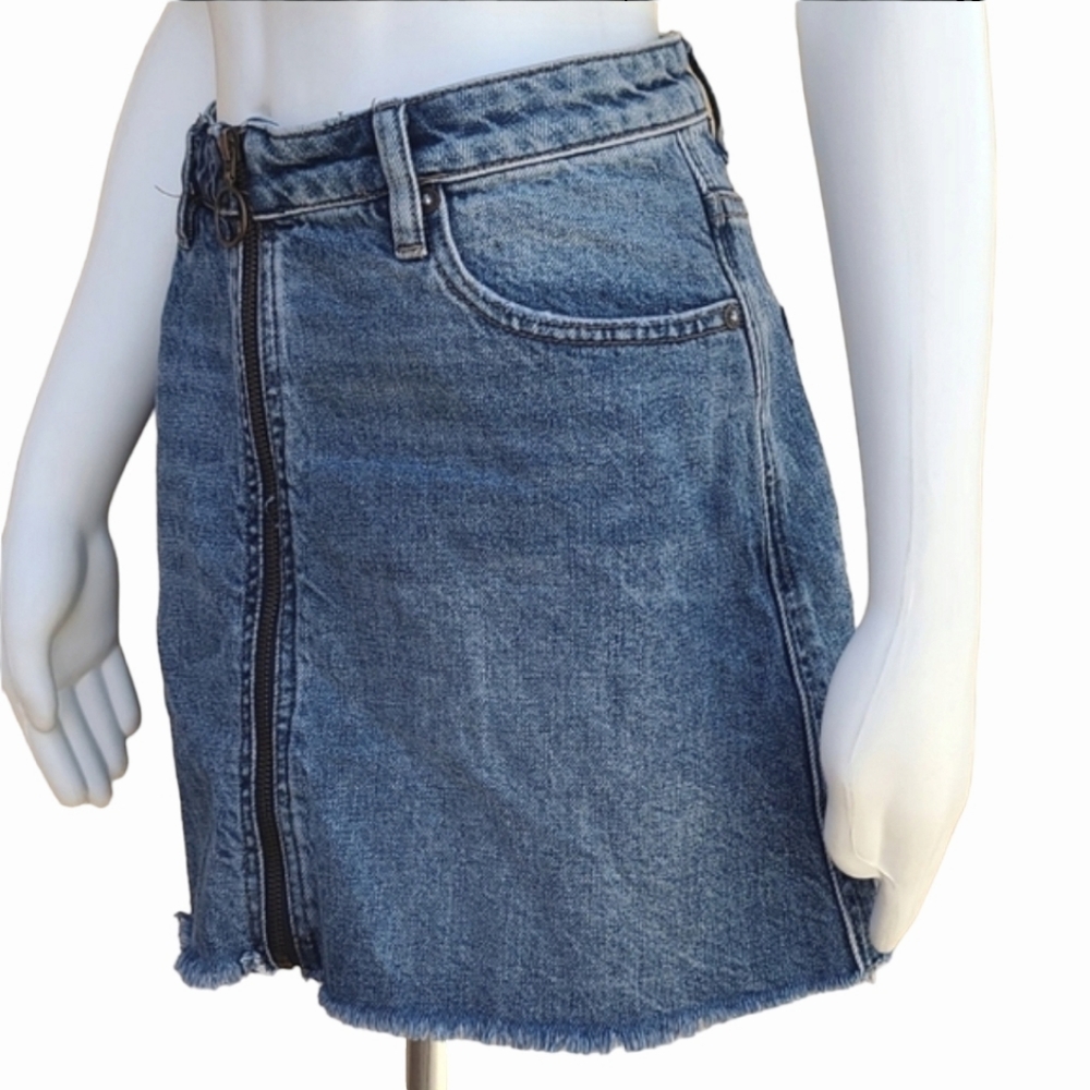 WE THE FREE PEOPLE Front Zipper Jean Skirt 28 M Denim Mini Frayed Hem 30" Waist - Picture 10 of 16